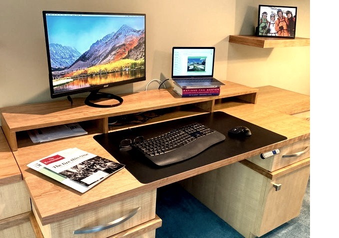 Contemporary Home Office - Built-In